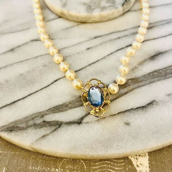Vintage Crystal Pendant with Faux Pearl Necklace Blue Gold Toned Metal Cream - Picture 2 of 8